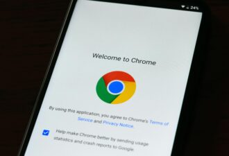 Екран смартфона з вітальним вікном Google Chrome та логотипом браузера під час першого запуску.