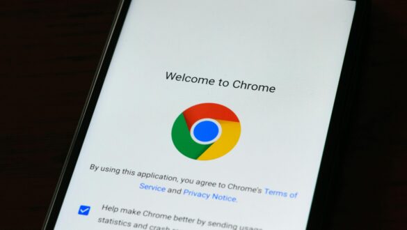 Екран смартфона з вітальним вікном Google Chrome та логотипом браузера під час першого запуску.