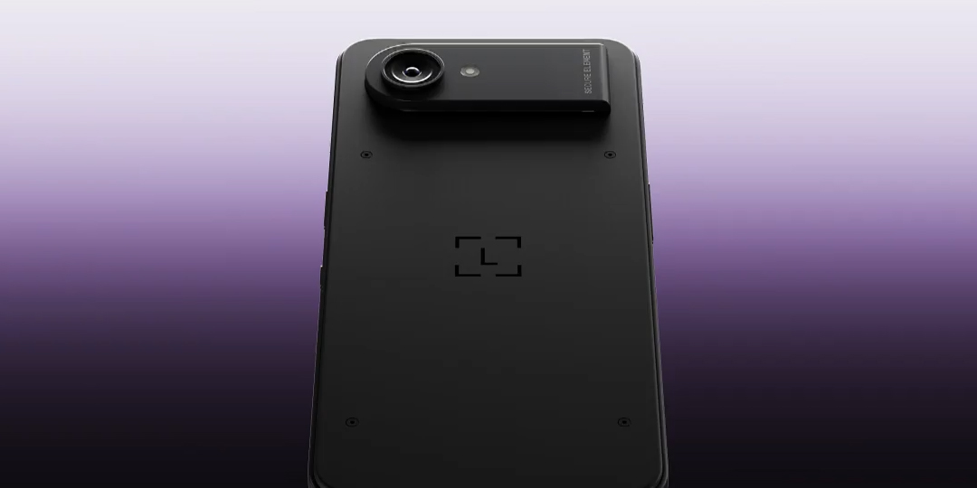 Задня панель чорного смартфона Ledger Atom із логотипом посередині та камерою у верхній частині корпусу на градієнтному фіолетовому тлі.