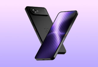 Два чорні смартфони Ledger Atom, розташовані навхрест на світлому фіолетово-рожевому тлі: на одному видно задню панель із камерою, на іншому — екран із фіолетовими графічними лініями.